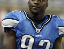 Want to see hot football player Cliff Avril naked?