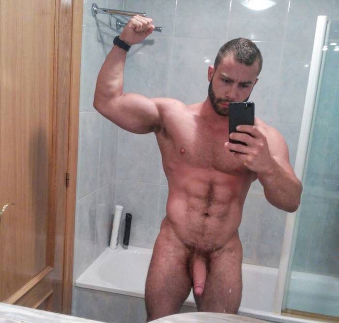 diego-reyes-gay-porn-star-naked-selfie-3