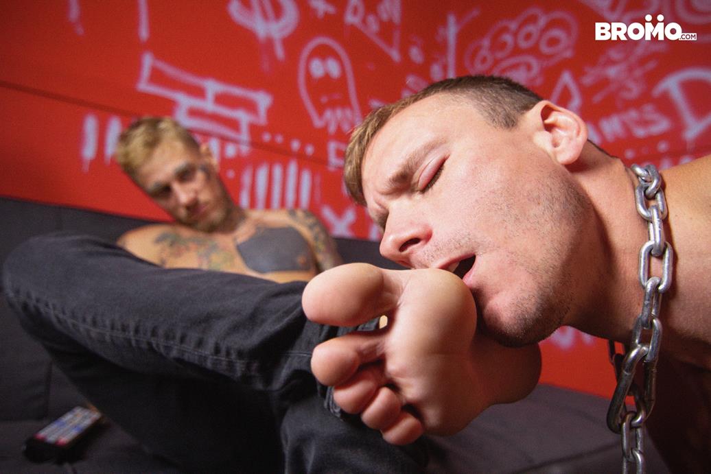 Footstool Stud : Bo Sinn GETS HIS TOES SUCKED BY Windom Gold