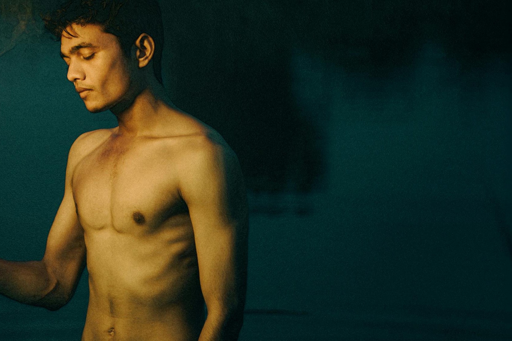 gay shirtless male outside looking for gay outdoor cruising and gay hookups in mexico city